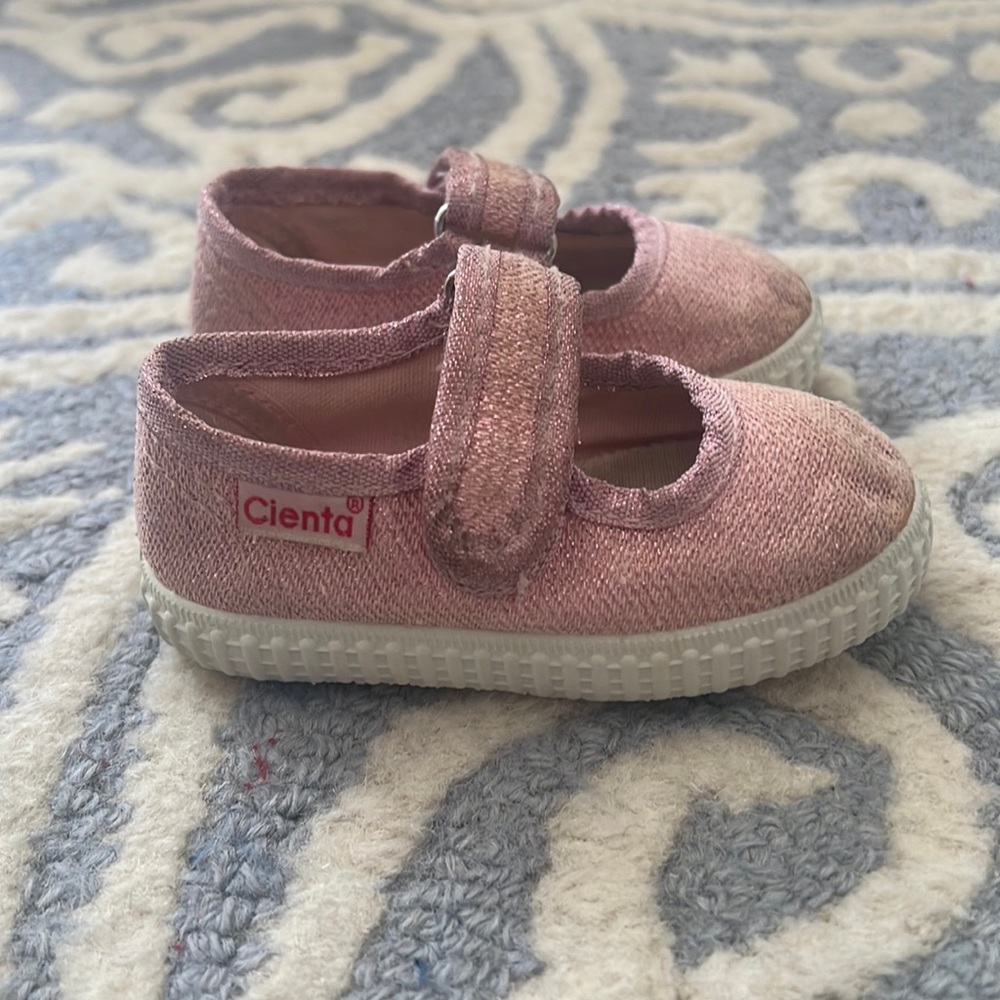 Good used condition pink sparkle girls 19 Cienta shoes